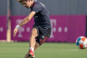 爱游戏体育-转会期体能课后；法兰克福更衣室发声备战德甲；悬念犹存；更衣室氛围转暖(法兰克福最新过境转机规定)